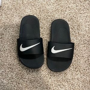 Kids black Nike slides